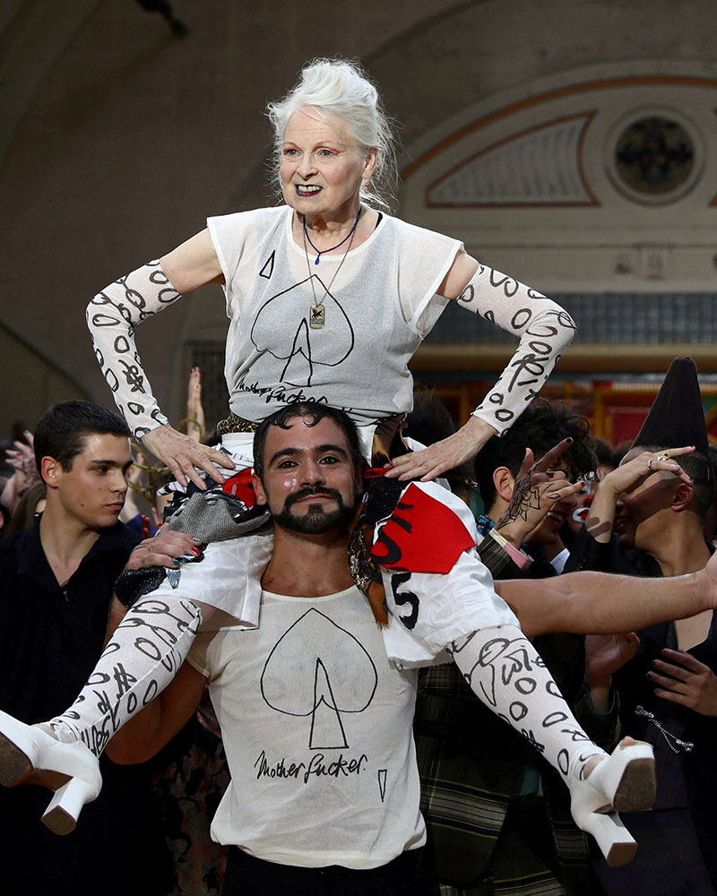 Сегодня модный мод Vivienne Westwood предлагает разнообразные коллекции, включая посвященные проблеме борьбы с изменениями климата.