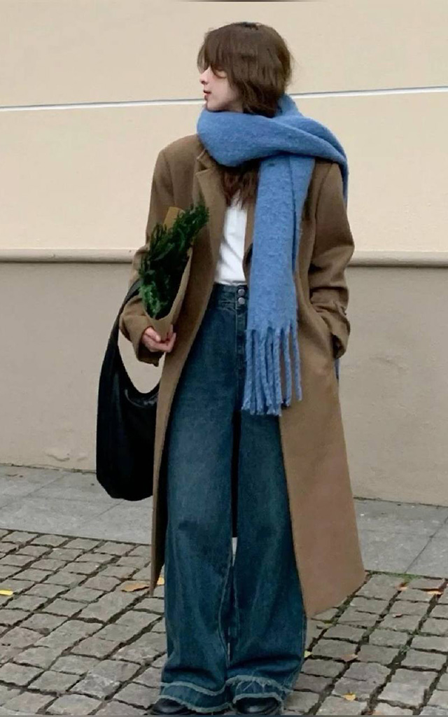 Пальто: афганские пальто в стиле 70-х интересно смотрятся с джинсами клёш и казаками на скошенном каблуке. 