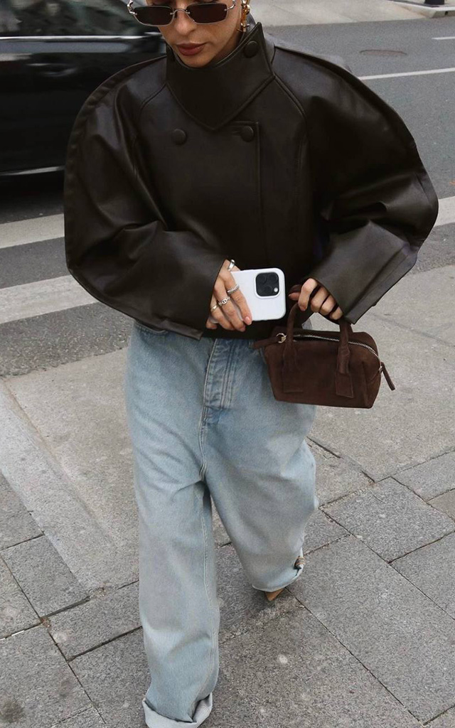 Укороченные модели хорошо смотрятся с прямыми или широкими джинсами, а длинные пуховики маскируют силуэт, позволяя носить любые модели. 